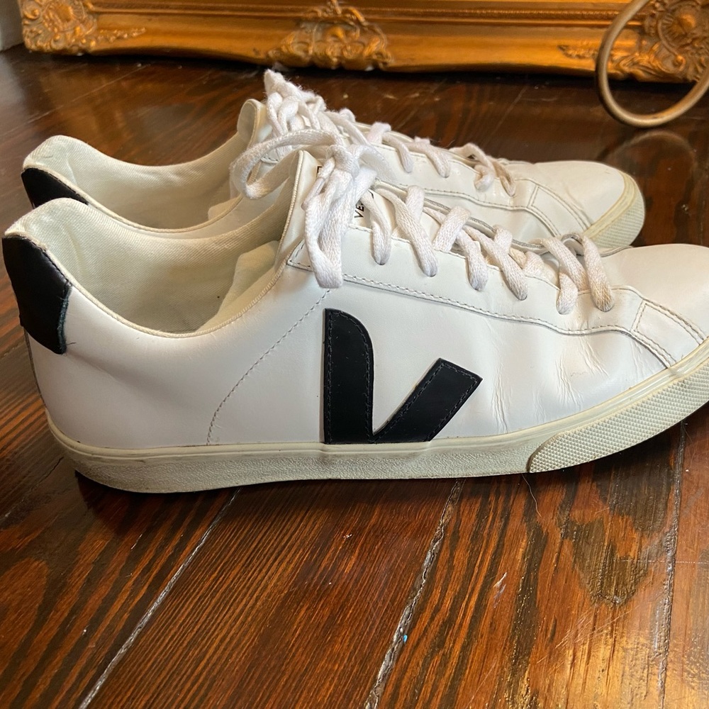 Men’s 11.5 White and Navy Veja Esplar Sneaker